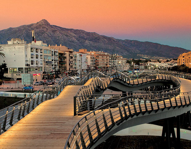 The wavy boulevard bridge of San Pedro at dusk